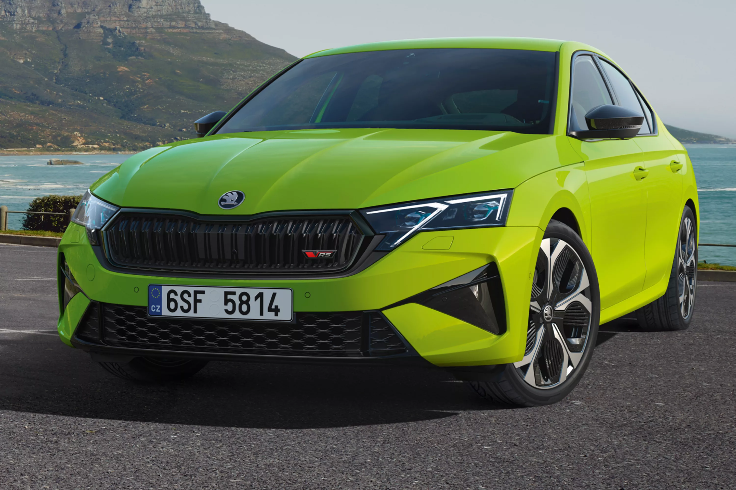 Vista lateral de un coche de Skoda Elroq, en movimiento 