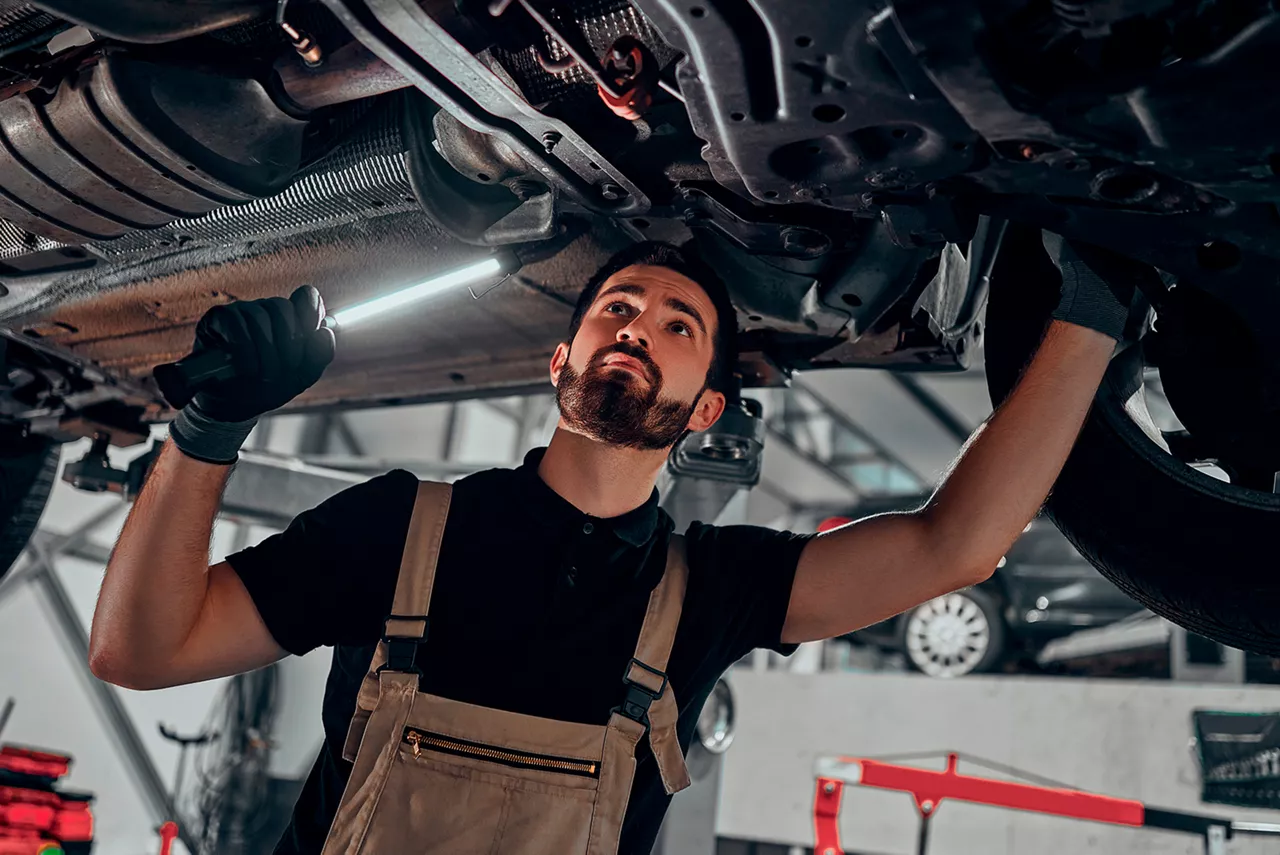 Un operario revisando un coche de VWFS