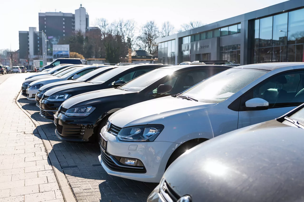 Fila de coches aparcados en batería en un concesionario