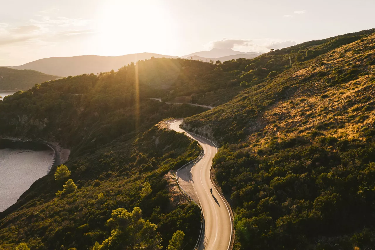 Vista aerea de una carretera de montaña durante la puesta de sol