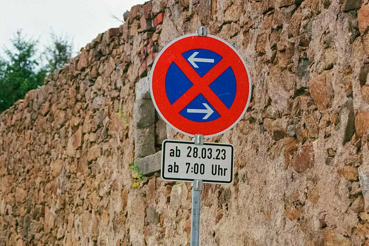 Ein Schild mit temporärem Parkverbot