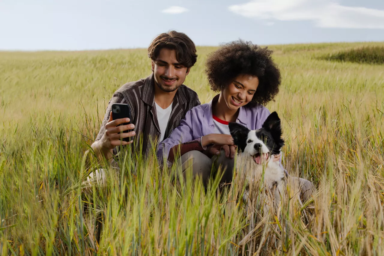 Tierliebhaber mit Smartphone im Feld