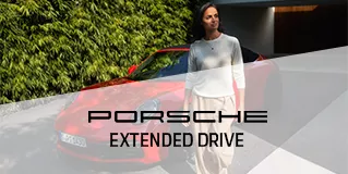 Una hombre sentado en un coche con el logo de CUPRA CARE LongDrive 