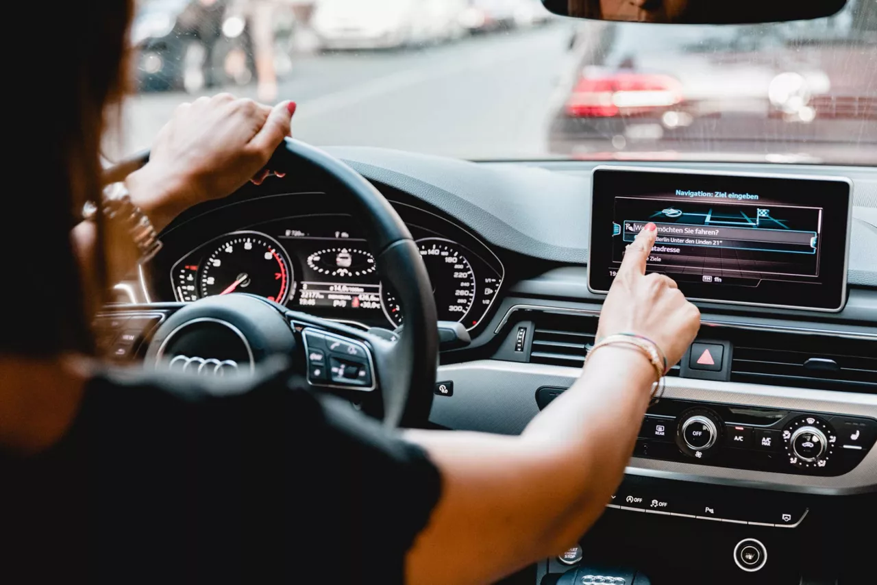 Donna alla guida di un veicolo Audi.