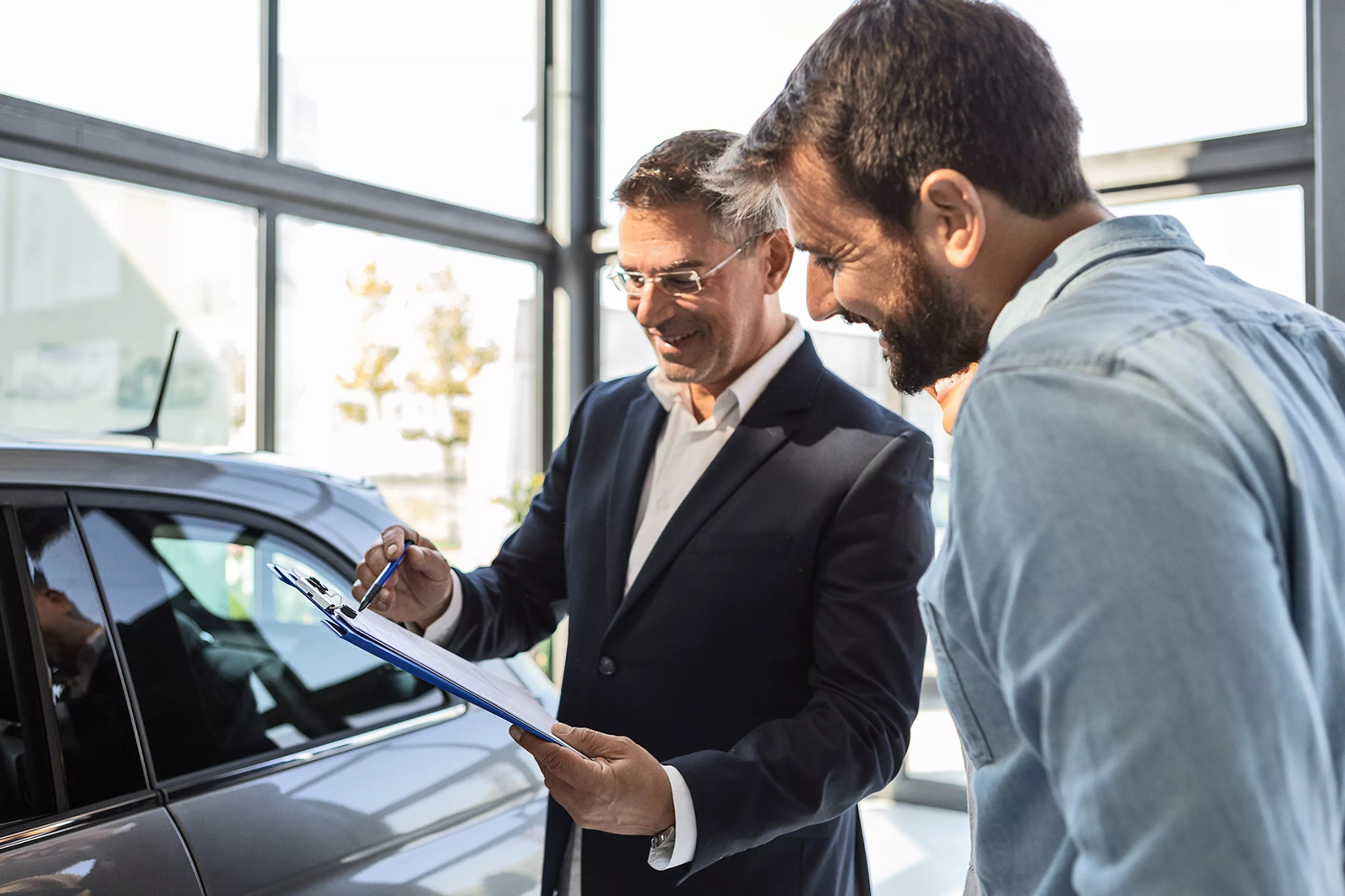 Un comcercial del grupo Volkswsagen explicando el contrato a un cliente