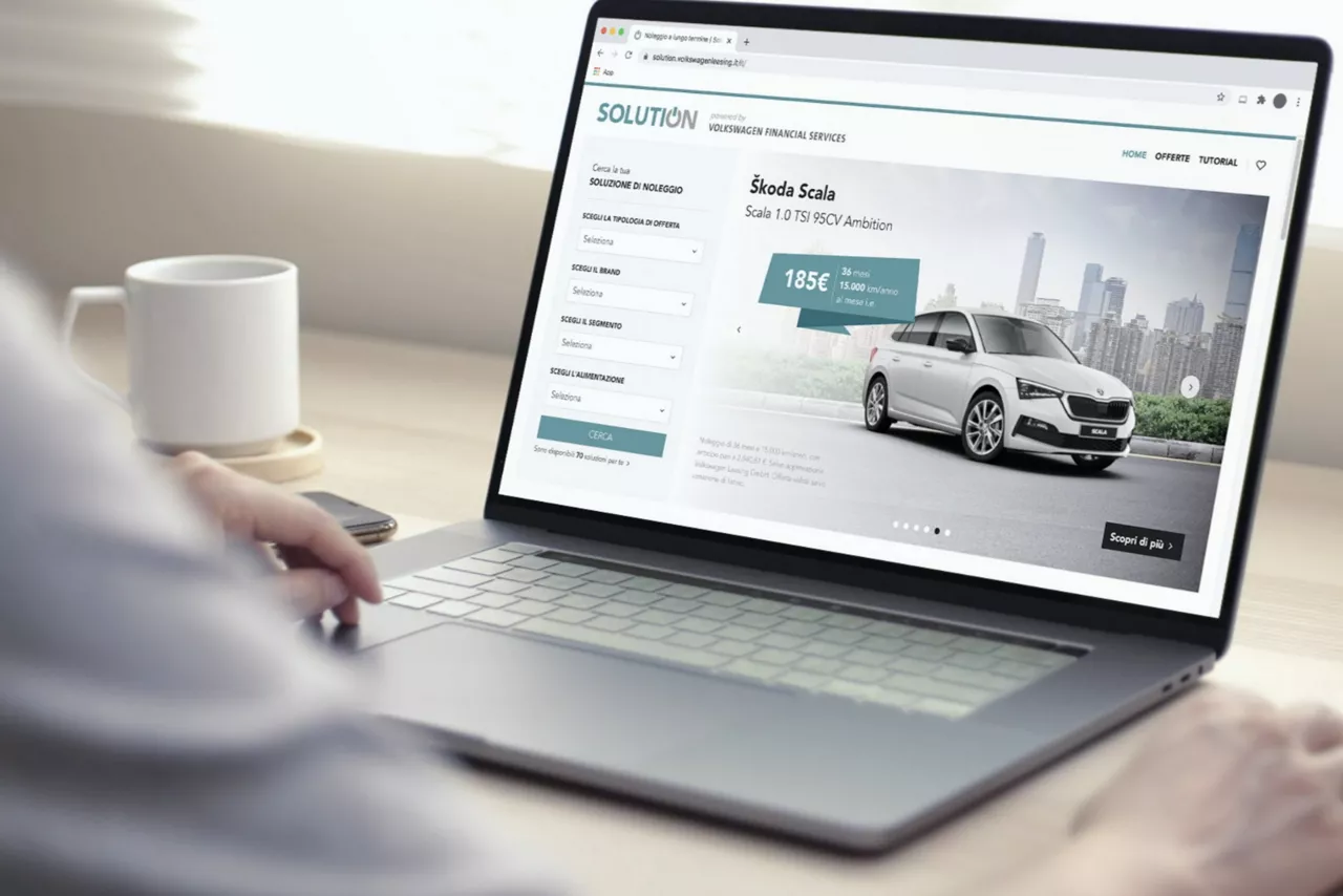 Persona che naviga all'interno del sito web Solution