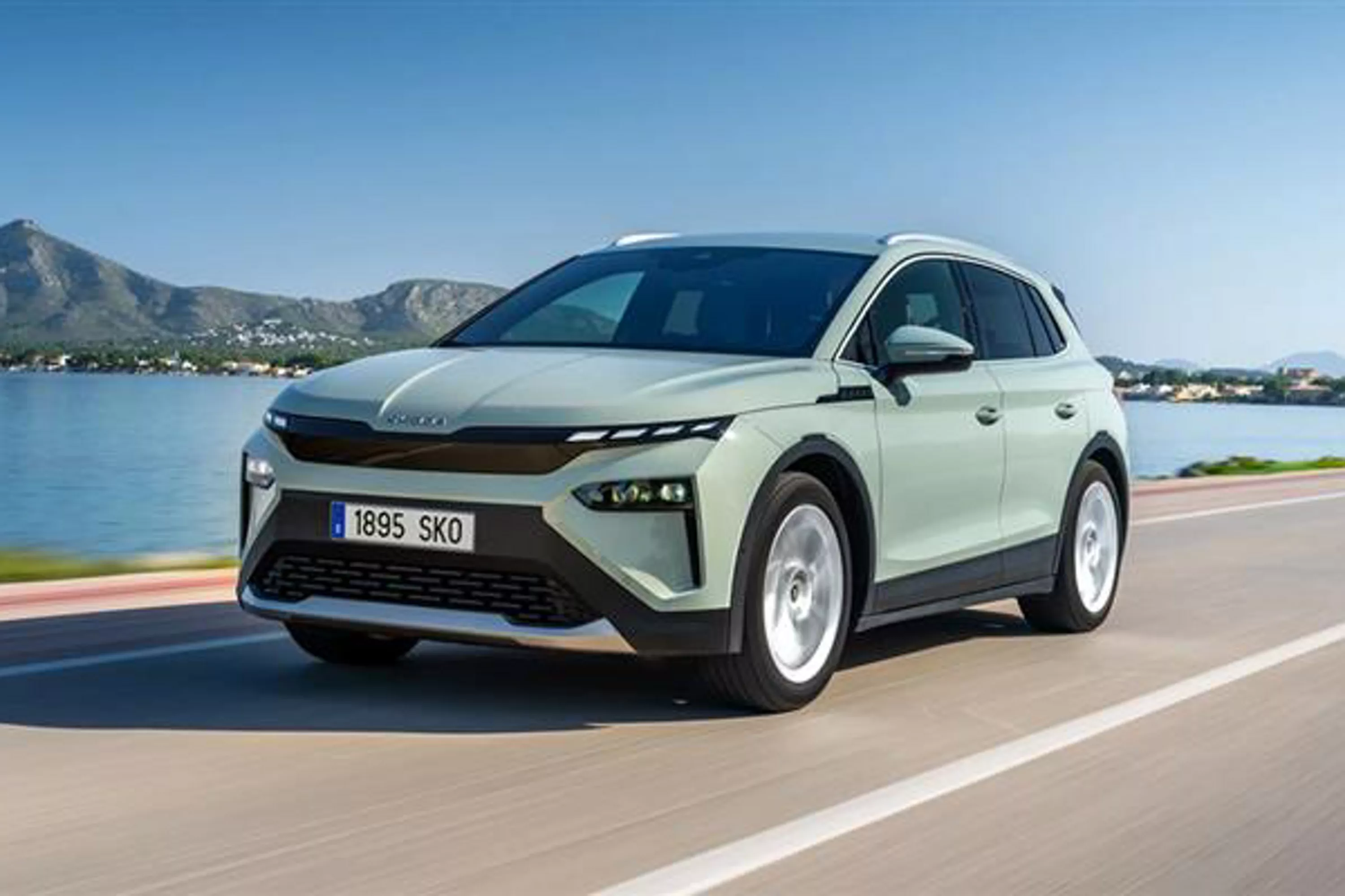 Vista lateral de un coche de Skoda Elroq, en movimiento 