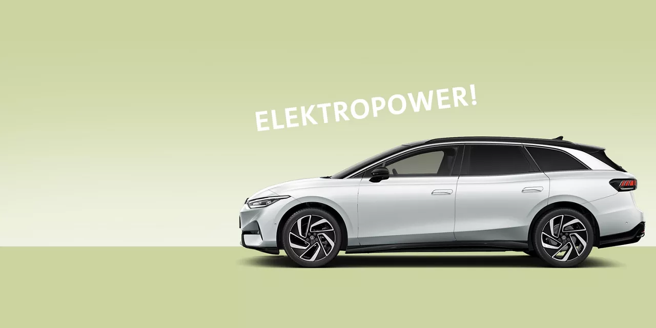 Weißer VW ID.7 steht seitlich vor grünem Hintergrund und Schriftzug Elektropower steht dadrüber