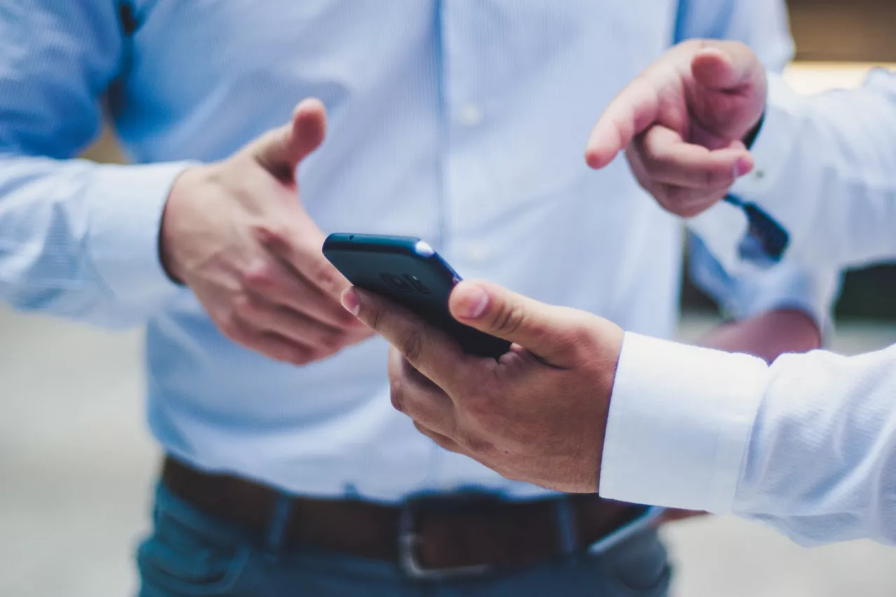 Uomini d'affari che utilizzano smartphone