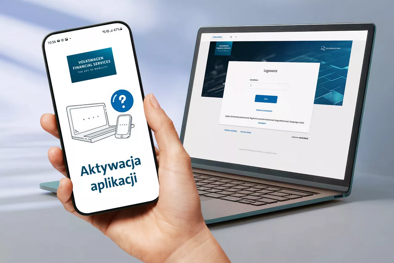 Dłoń trzymająca telefon z aktywacją aplikacji na wyświetlaczu, w tle laptop ze stroną Volkswagen Banku.