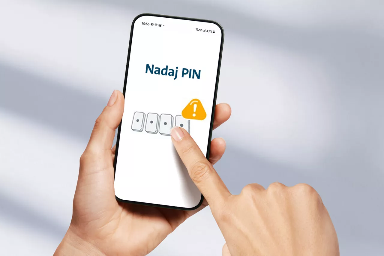 Dłoń trzymająca telefon, na wyświetlaczu polecenie "nadaj PIN".
