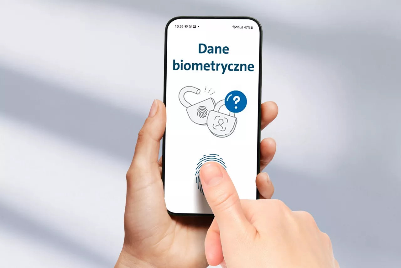 Osoba przykładająca palec do telefonu, który wyświetla napis "Dane biometryczne", widoczny jest też symbol kłódki.
