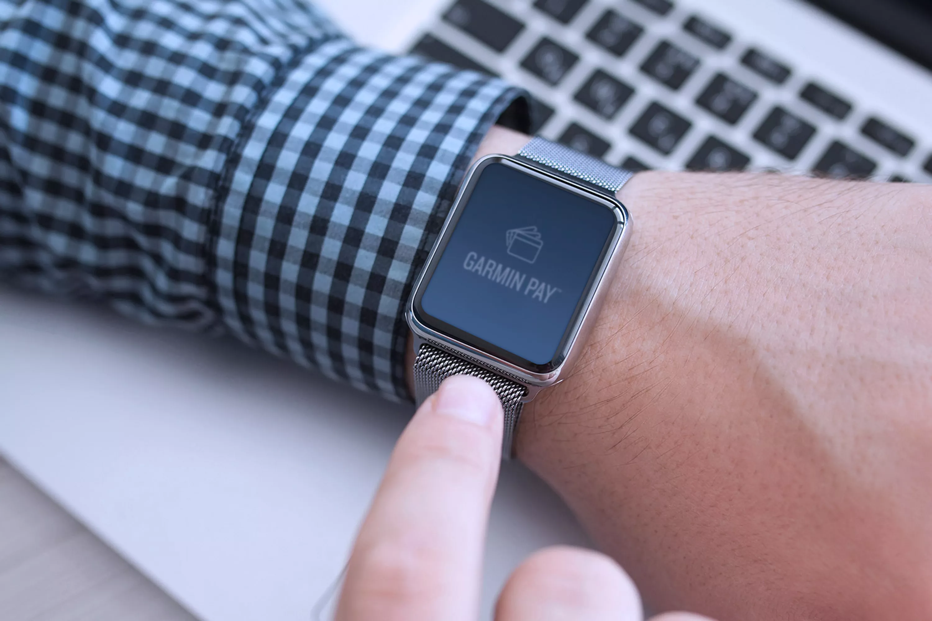 Zegarek z logiem Garmin Pay na wyświetlaczu.