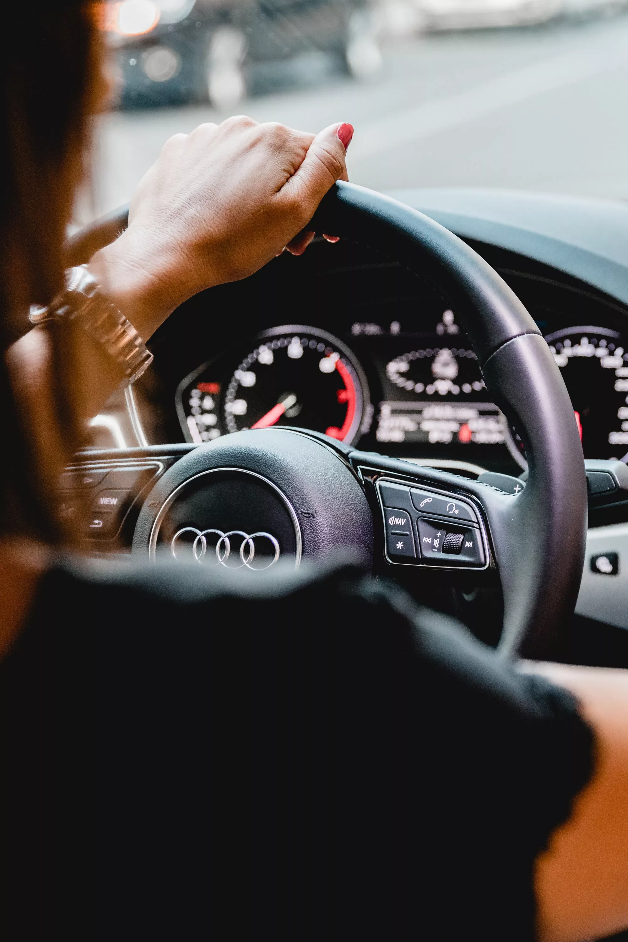 Mujer conduciendo un coche mientras usa la pantalla del salpicadero vista desde atrás