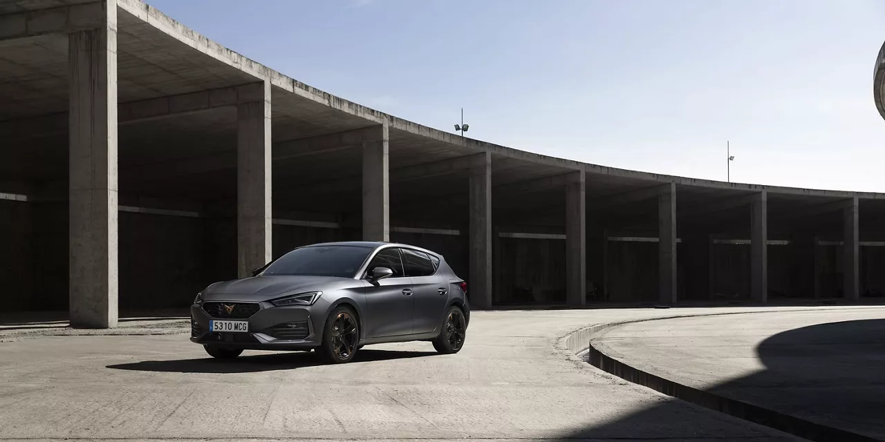 CUPRA León visto frente a una fachada de concreto
