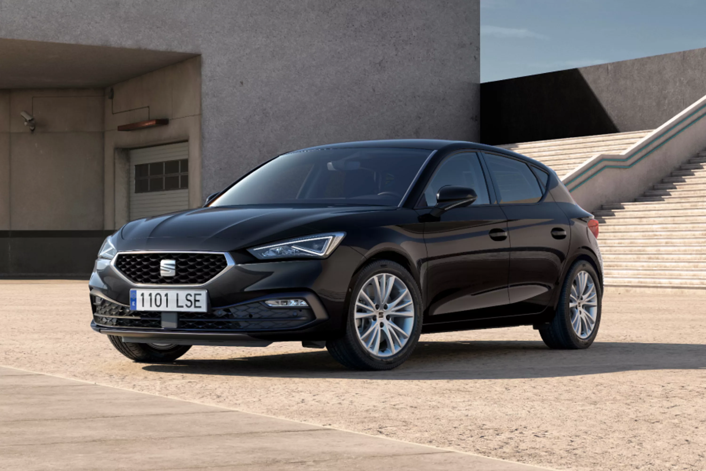 Un coche Cupra León en la carretera, vista lateral