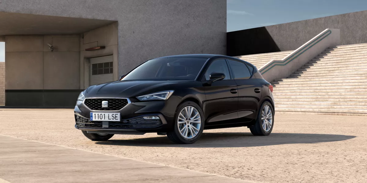 Vista lateral de un coche de Renting SEAT León