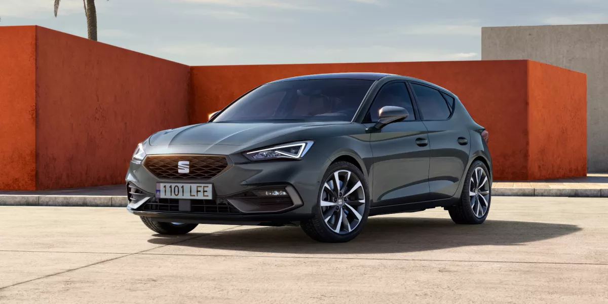 Vista lateral de un coche de Renting SEAT León