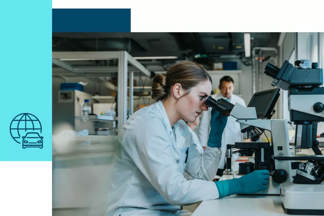 Una chica mirando por un microscopio en un laboratorio