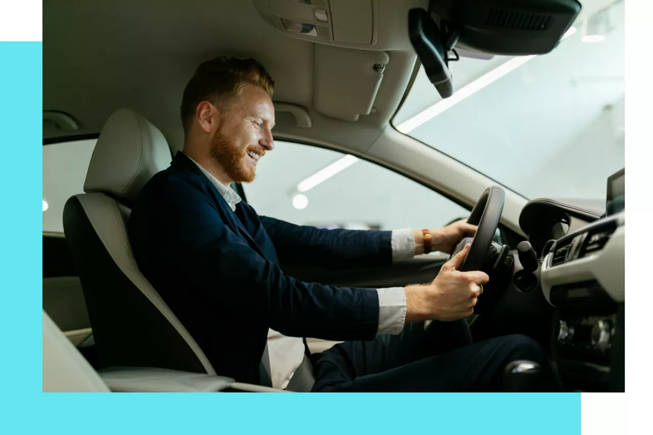 Imagen de persona conduciendo coche de empresa, representando el servicio de Renting