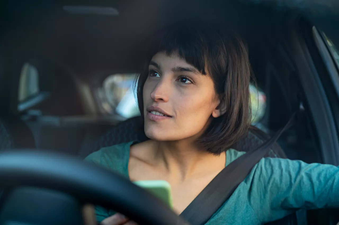 Primer plano de una chica al volante de un coche