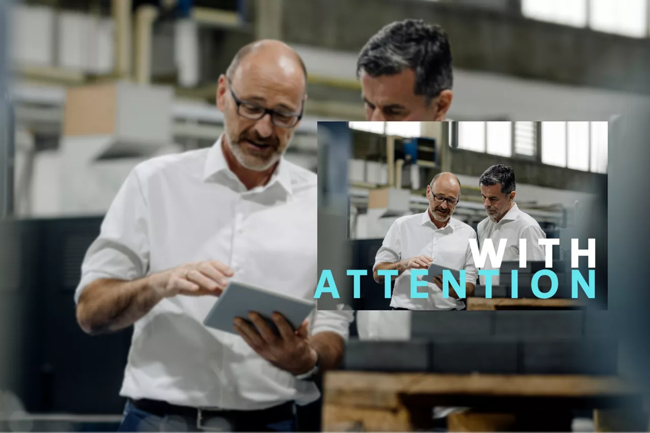 Imagen de dos personas hablando en entorno laboral, representando atención al detalle en el servicio