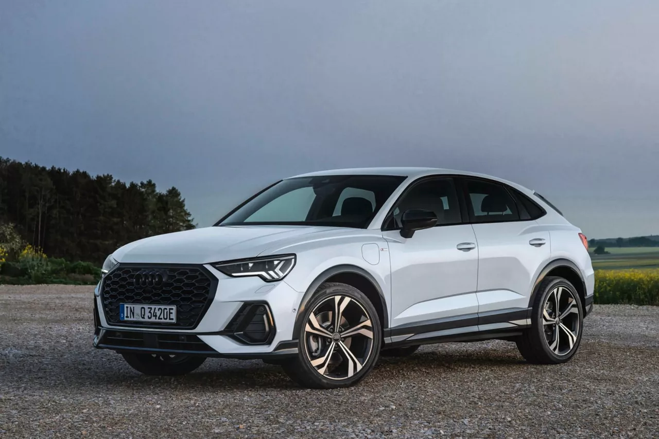 Vista lateral de un coche de Renting Audi Q3 Sportback Advanced, etiqueta 0, color blanco, aparcado en una carretera 