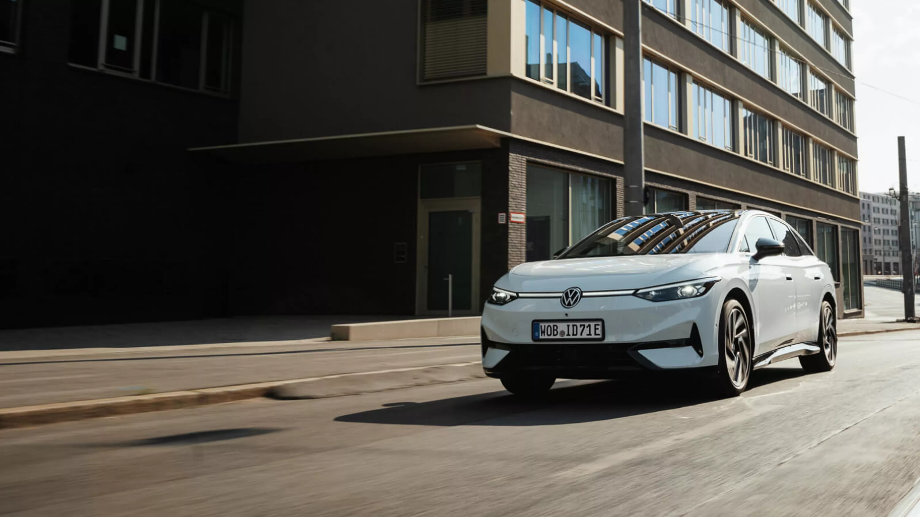 Vista frontal de un coche eléctrico financiado por Volkswagen Financial Services circulando sin restricciones 