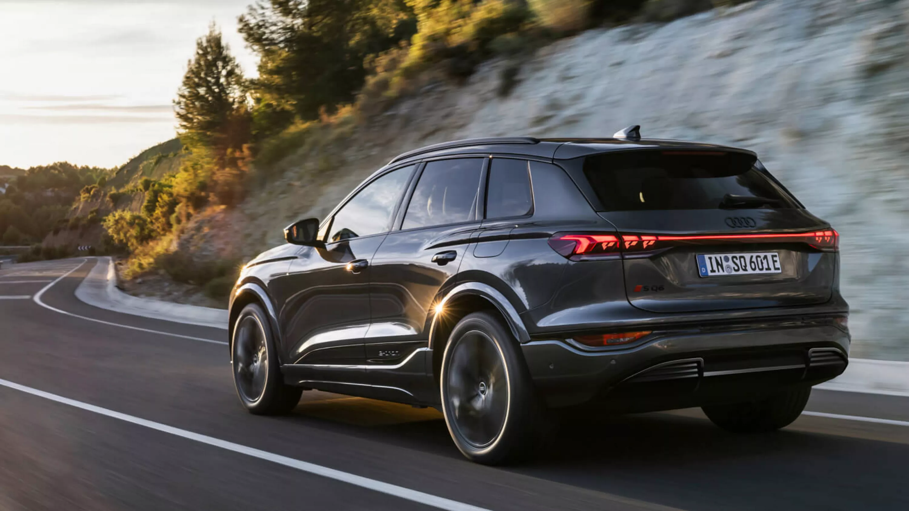 Vista lateral de un coche eléctrico del Grupo Volkswagen circulando por una carretera 