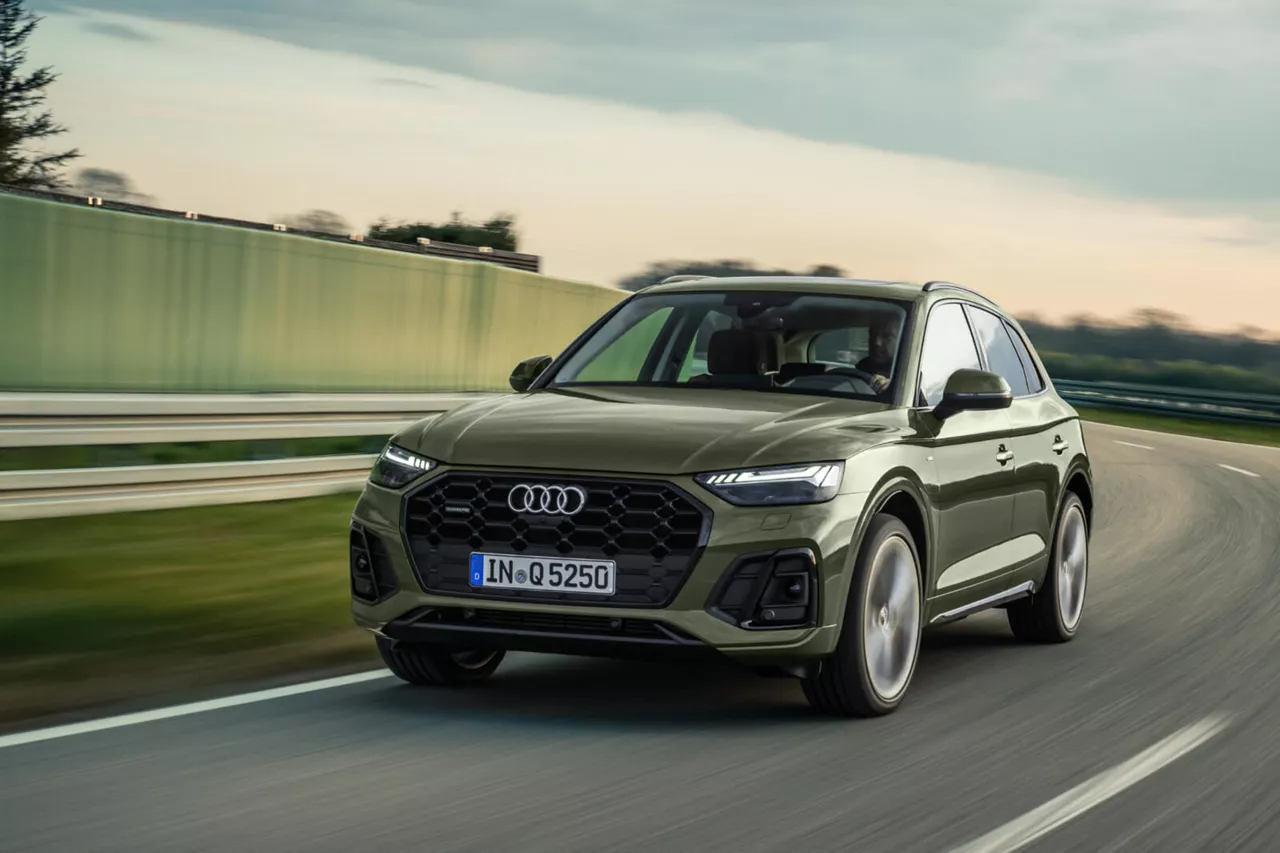 Vista frontal de un coche de Renting Audi Q5 SUV Black line edition, diésel, color verde, en una carretera 