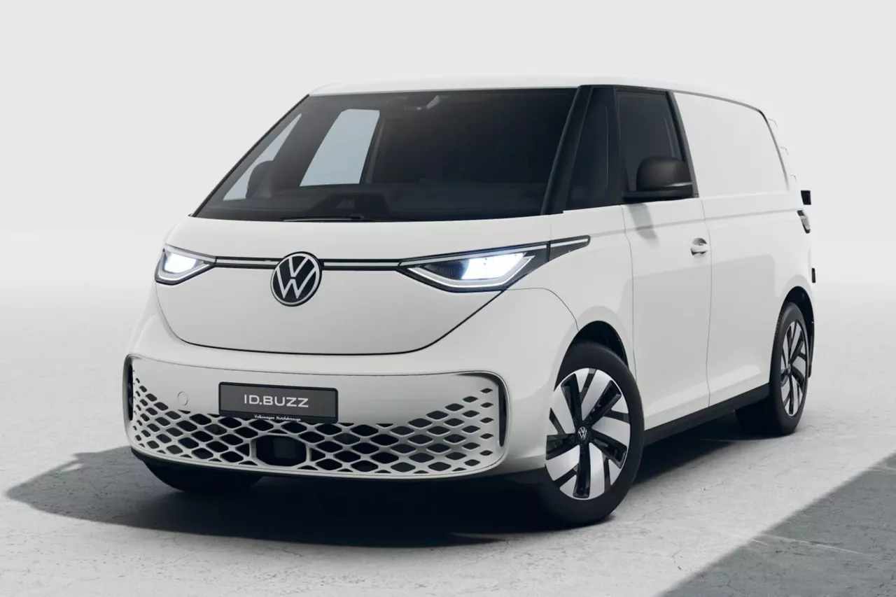 Vista frontal de un VW ID. Buzz Cargo, color blanco, furgoneta eléctrica de renting, etiqueta cero 