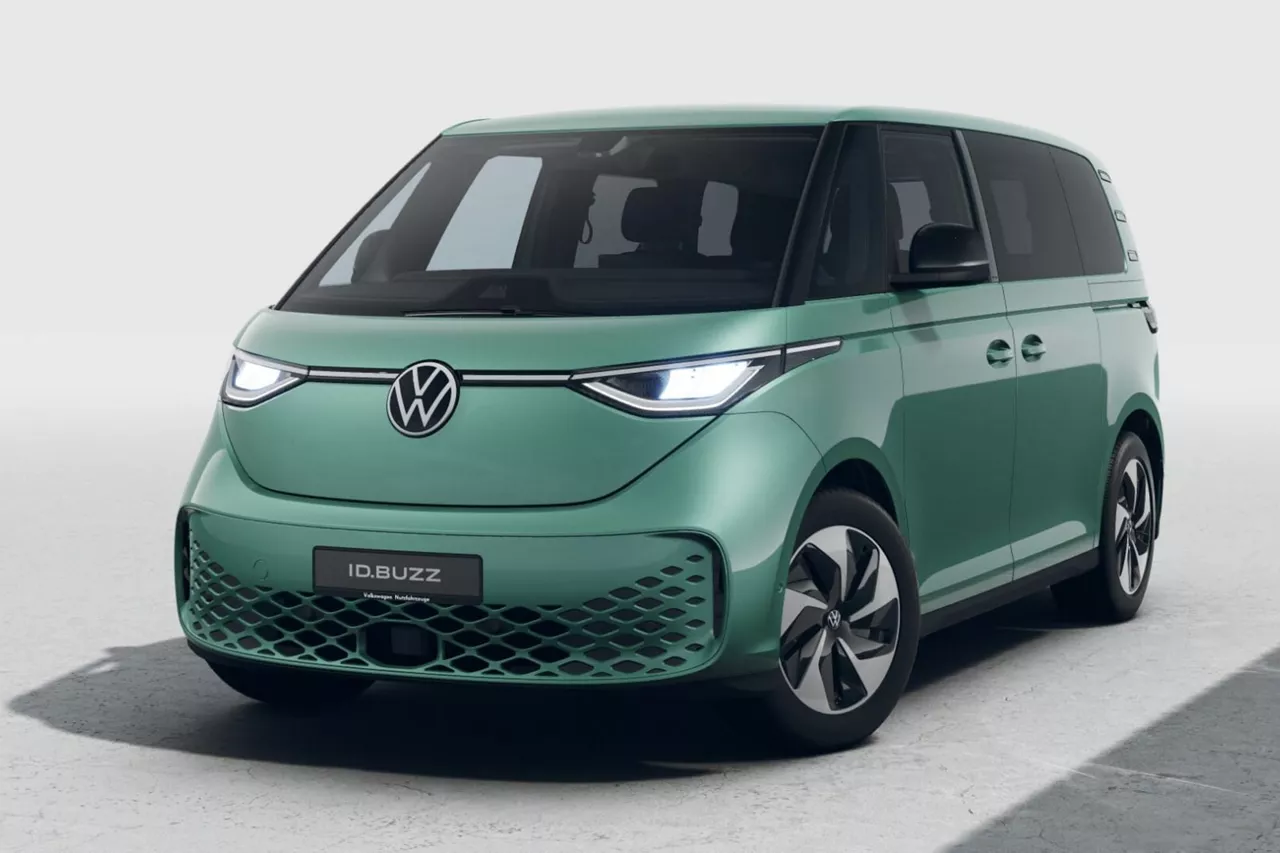 Vista frontal de una furgoneta volkswagen eléctrica, ID. Buzz, color verde, etiqueta 0. 