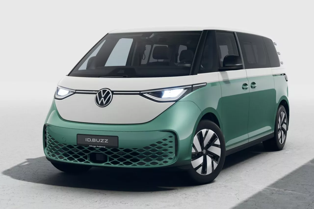 Vista frontal de una furgoneta volkswagen eléctrica, ID. Buzz, color verde, etiqueta cero. 