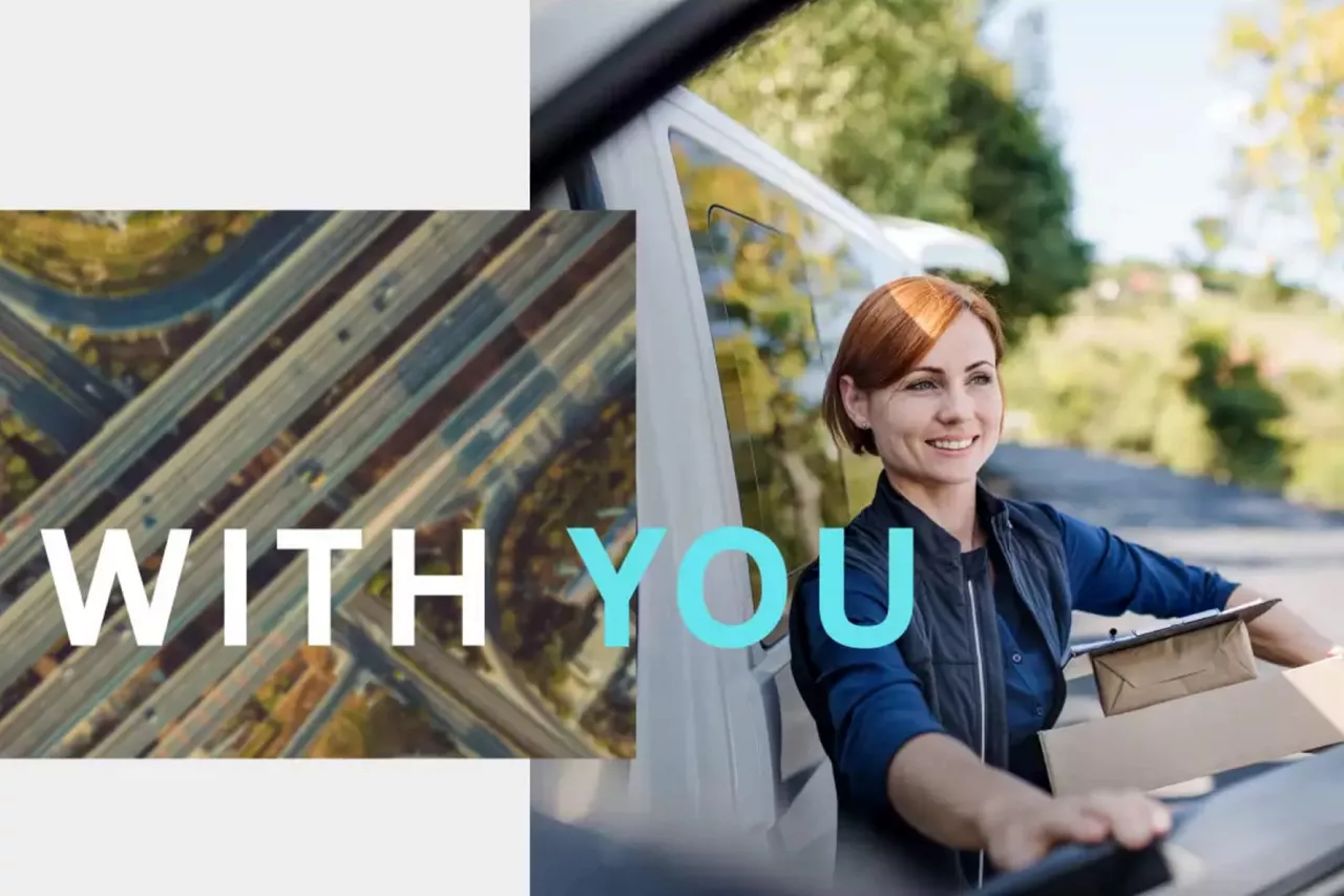 Una mujer con un paquete bajando de un vehículo comercial Volkswagen