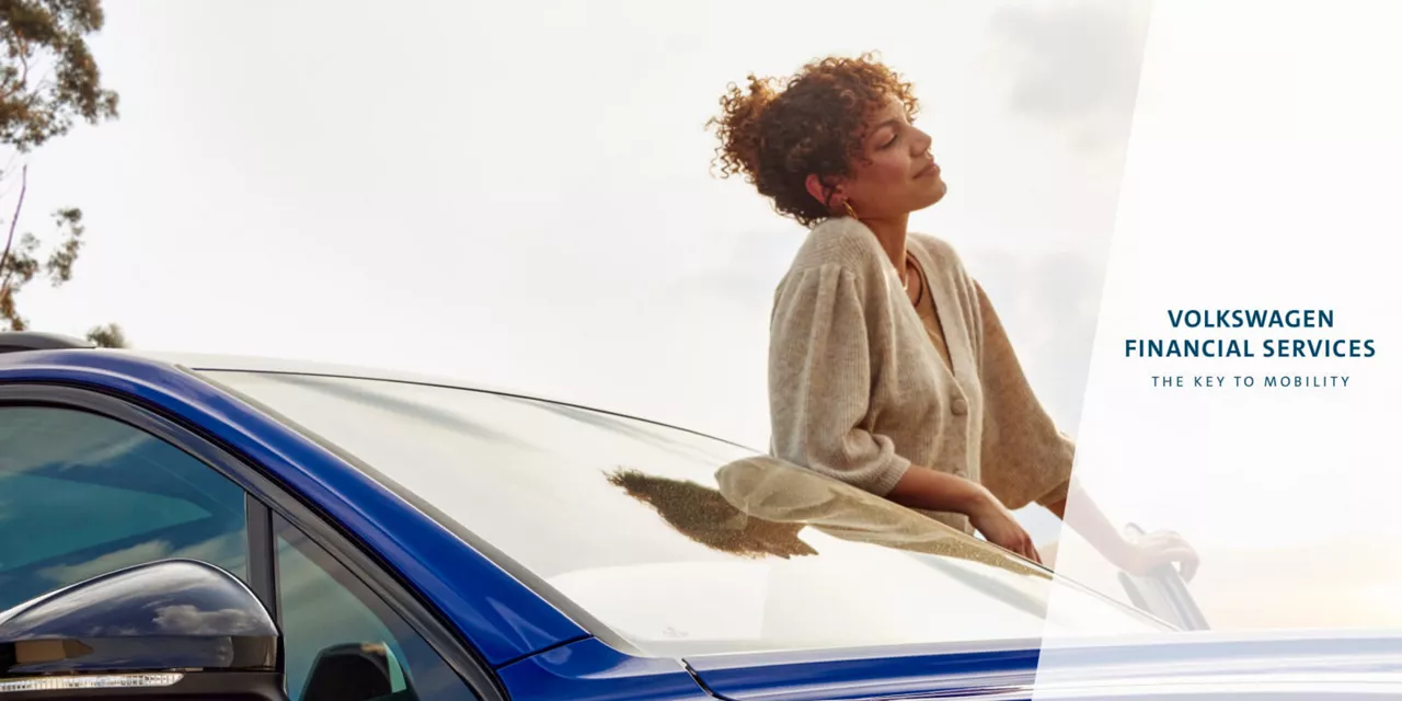 Chica apoyada en un coche