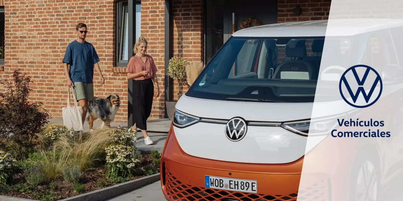 Alquiler de coche para particulares: una pareja junto a un Volkswagen aparcado en casa.