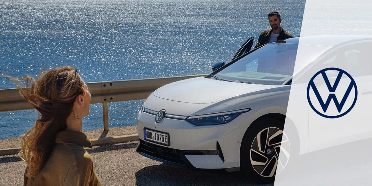 Rent-a-Car: Una pareja junto a un Volkswagen frente al mar. Alquiler Volkswagen.