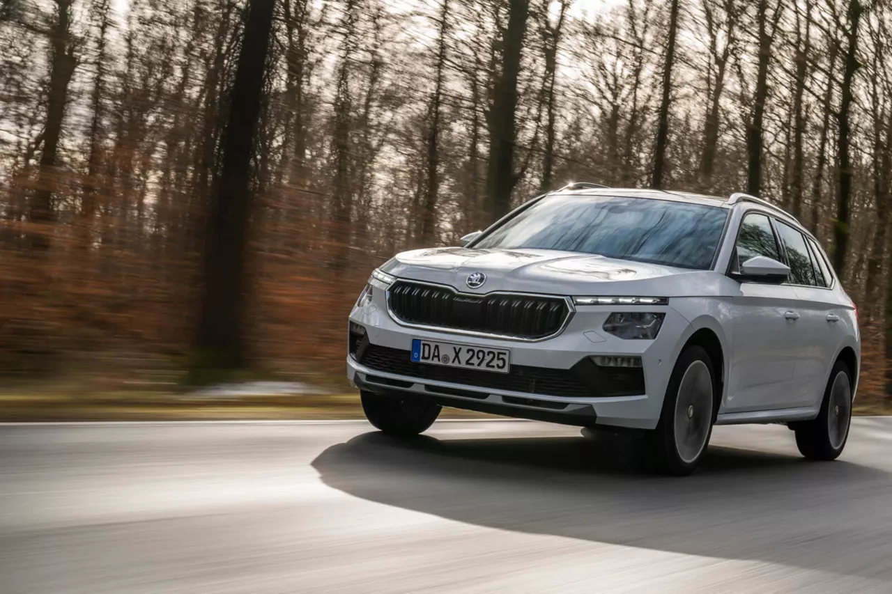 Un coche de Renting Skoda Kamiq en la carretera, vista frontal