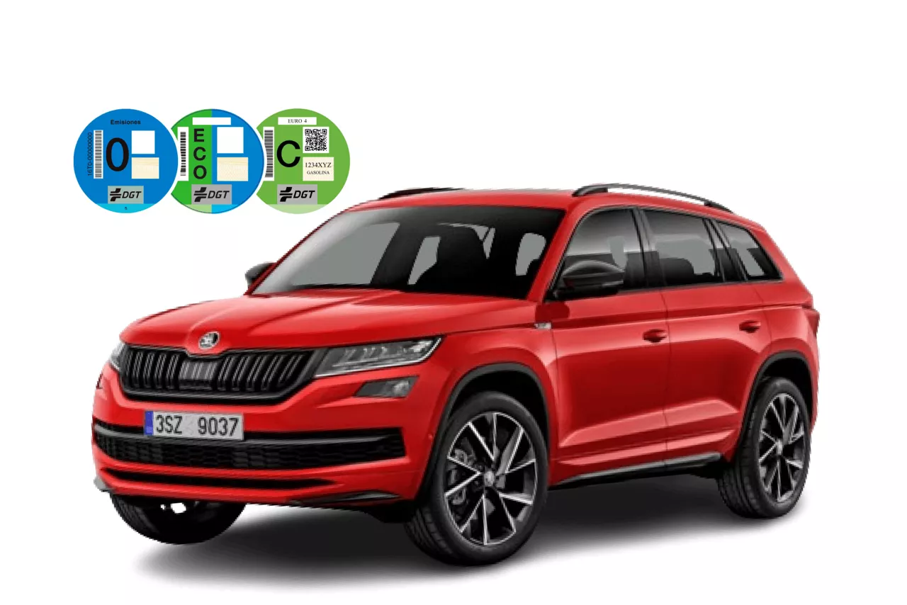 Un coche de Renting Škoda Kodiaq, color rojo sobre fondo blanco  