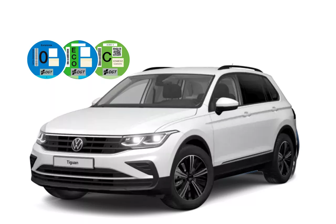 Un coche de Renting Volkswagen Tiguan, color blanco sobre fondo blanco  