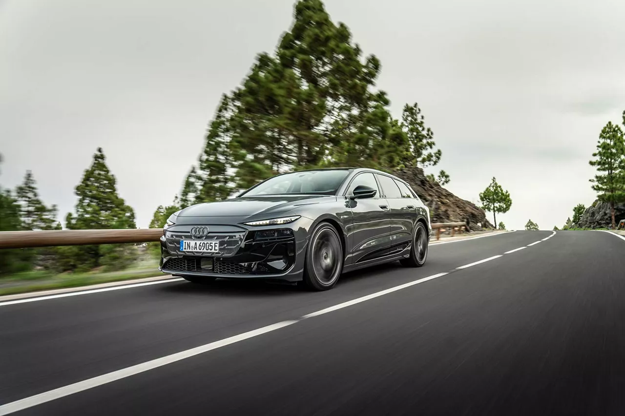 Audi A6 Avant e-tron fährt auf einer Landstraße