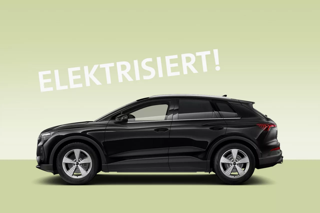 Schwarzer Audi Q4 e-tron steht seitlich vor grünem Hintergrund mit Schriftzug elektrisiert steht drüber