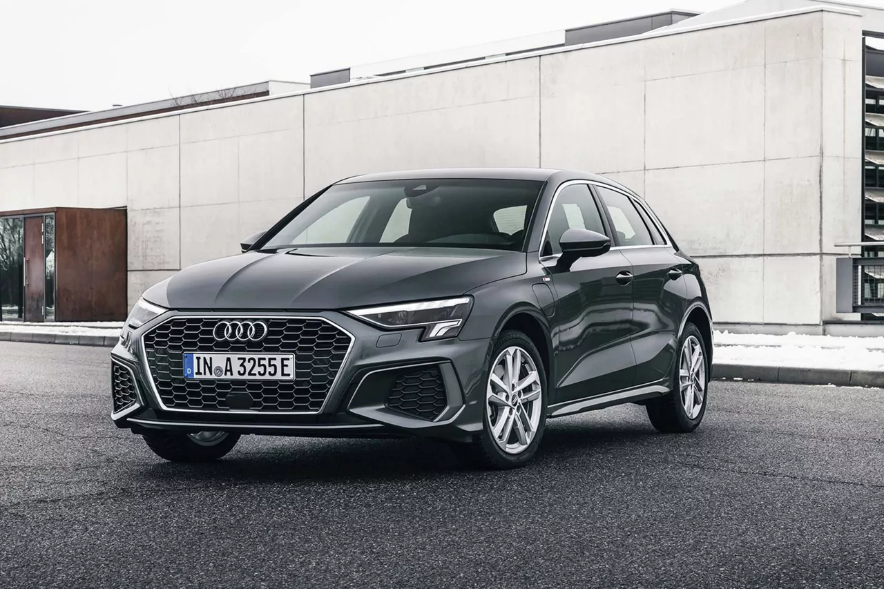 grauer-audi-a3-sportback-angeschräg-vor-gebäude