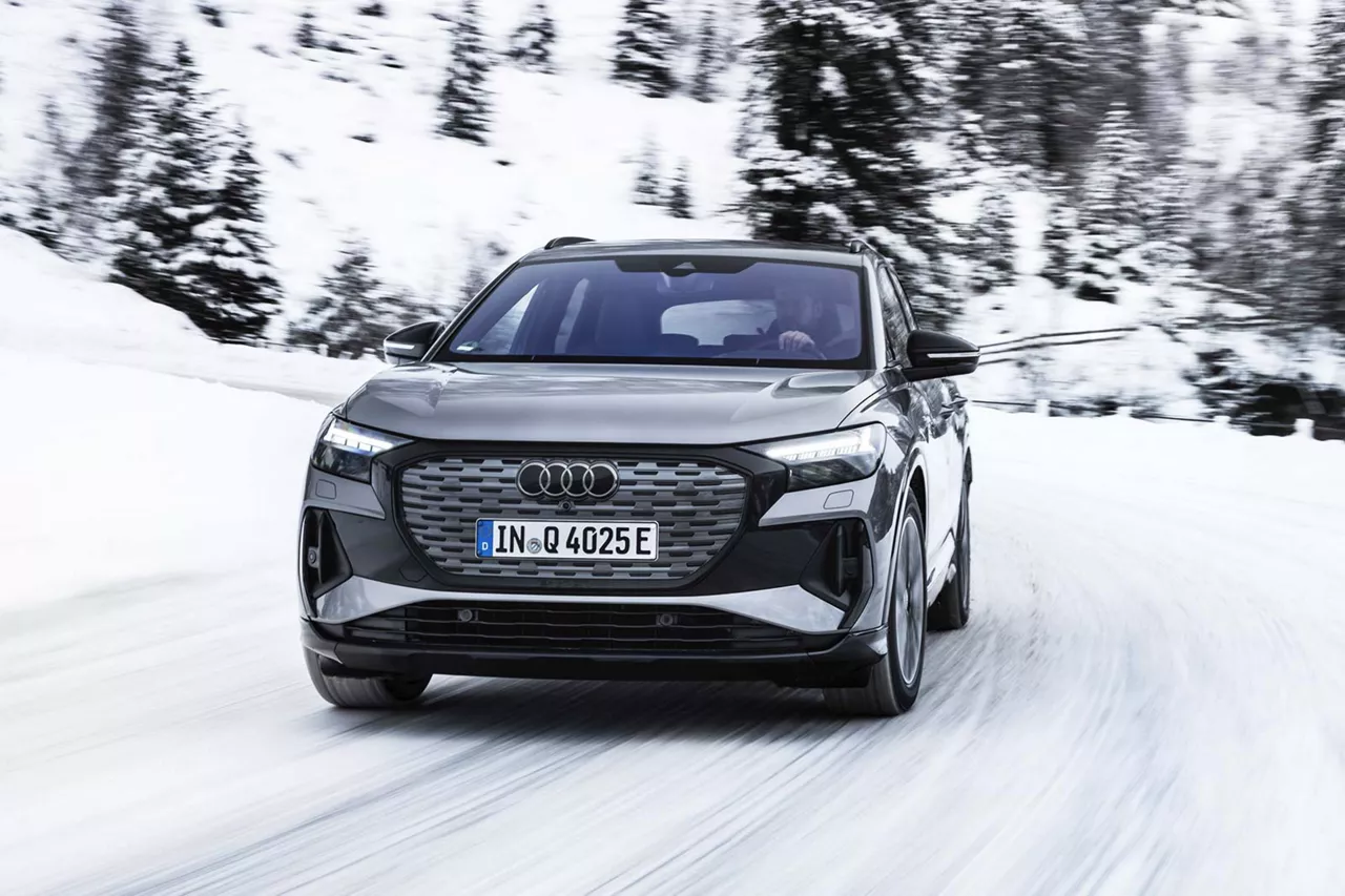 audi-q4-e-tron-fährt-auf-schneebedeckter-fahrbahn