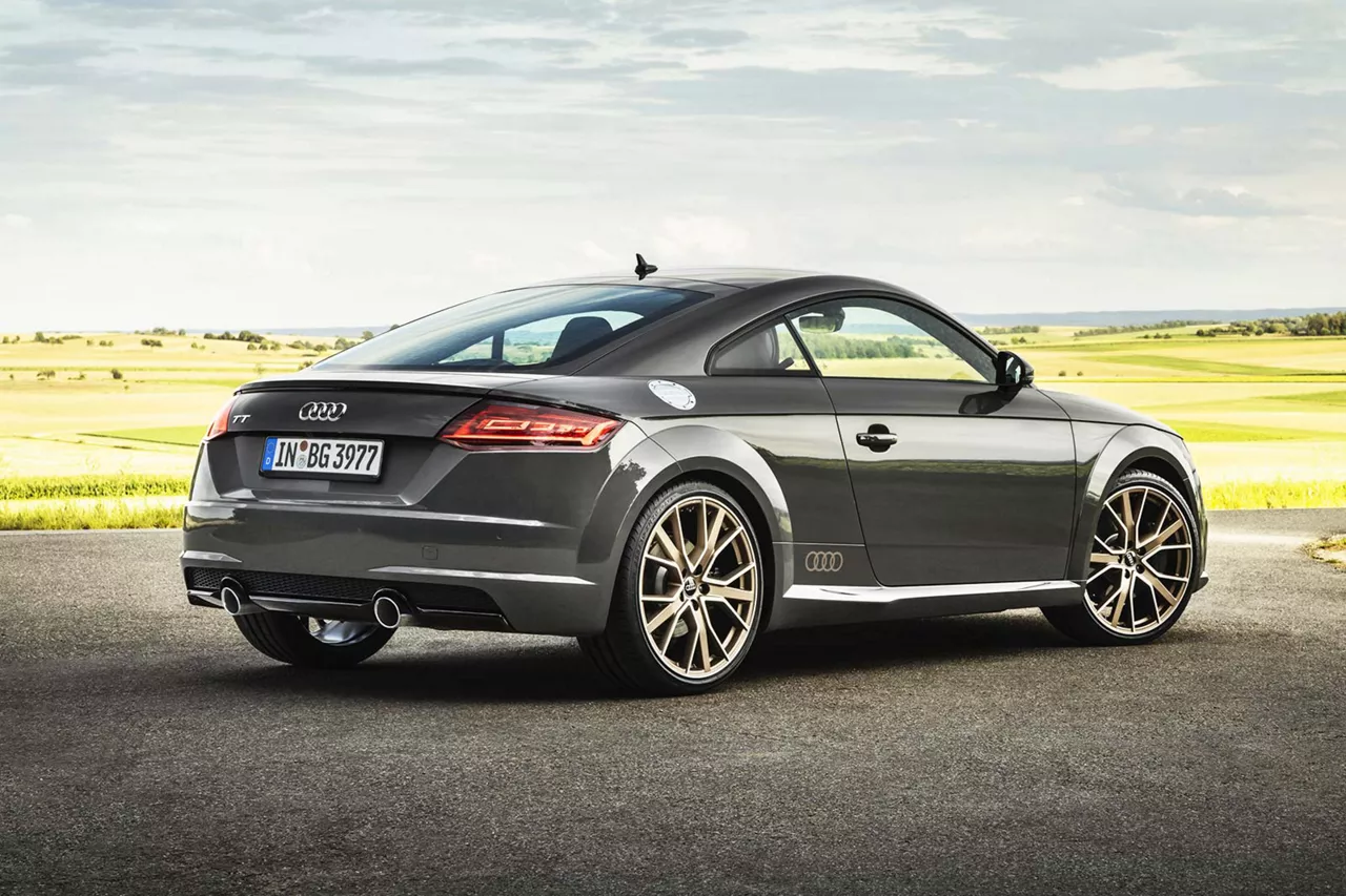 schwarzer-audi-tt-roadster-auf-asphalt