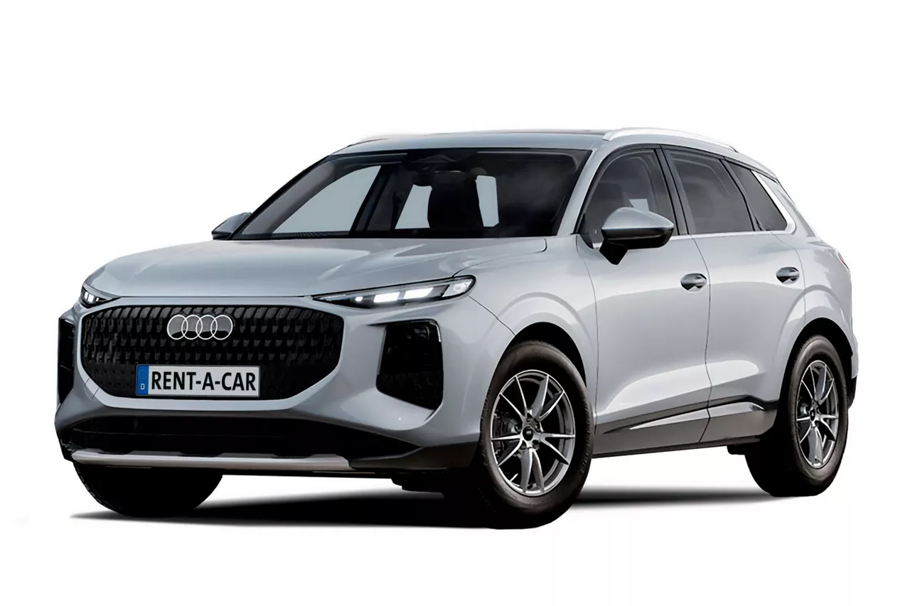 Silbener Audi Q3 steht leicht angeschrägt vor weißem Hintergrund