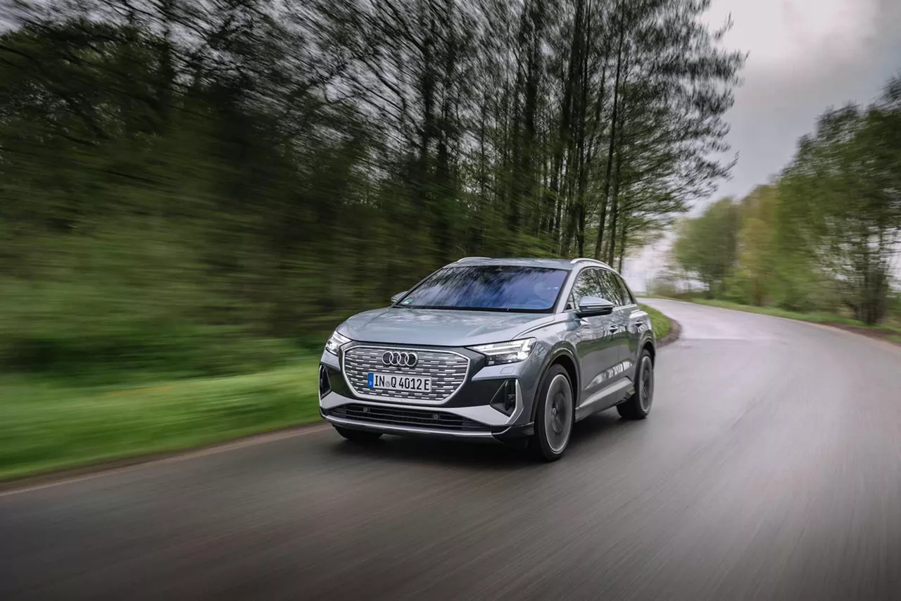 Aud Q4 e-tron fährt auf einer Landstraße