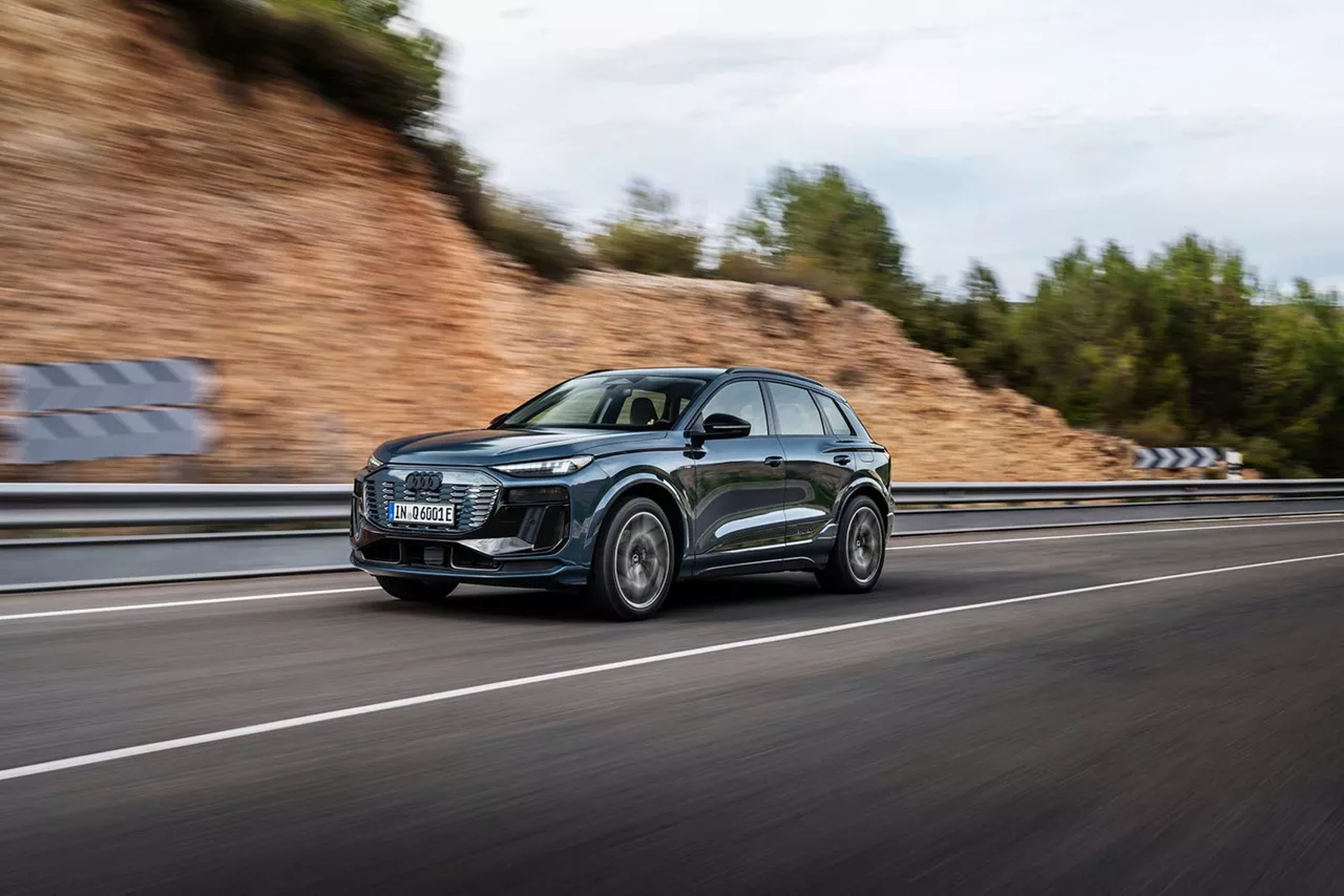 Audi Q6 e-tron fährt auf einer Landstraße