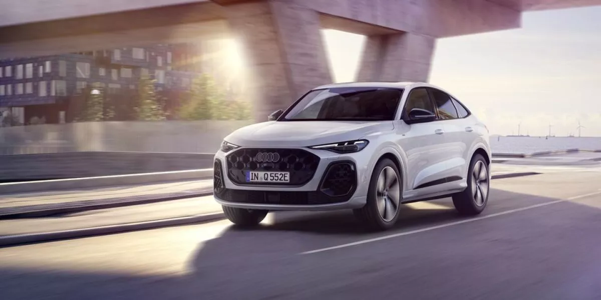 Vista lateral de un coche de Renting Audi Q4 E-TRON Sportback, color gris