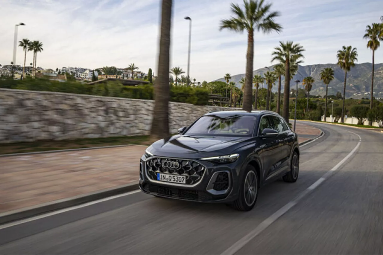 Un coche de Audi Q5 SUV S line edition en la carretera, vista frontal